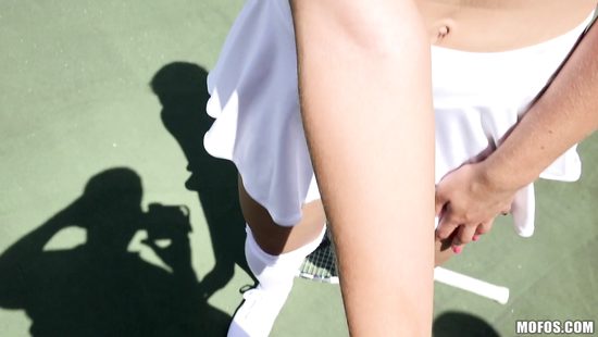 Теннисистка мулатка сделала тренеру минет и позволила трахнуть в попку