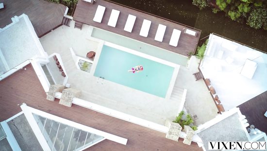 Украинская модель на Ибице скачет на члене опытного массажиста