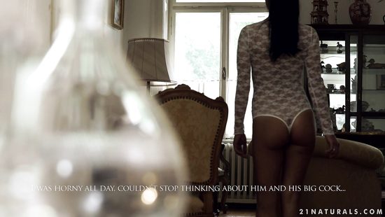 Красивый секс с очаровательной миниатюрной брюнеткой