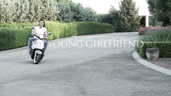 Прокатил на скутере красивую брюнетку и отодрал её за это