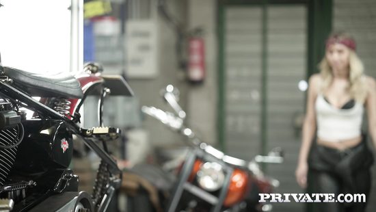 Придорожный минет и анальный трах в мастерской с обалденной байкершей