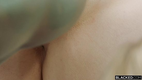 Увидела подругу за сексом с двумя неграми и согласилась на групповуху