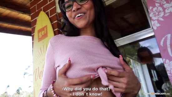 Продавщица фруктов с большими дойками согласилась сняться в порно