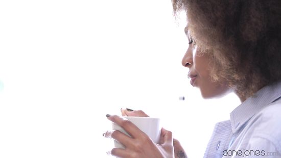 Межрассовый секс на кухне красивой негритянки и белого бойфренда