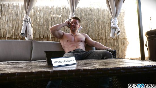 Знаменитый качок согласился трахнуть двух озабоченных соседок