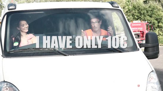 Водитель эвакуатора согласился взять оплату с латинки натурой