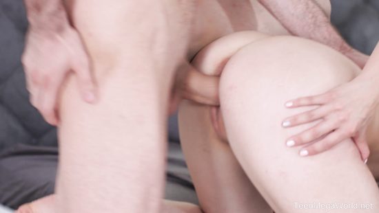 Проснувшись рано утром миниатюрная супруга захотела нежного секса