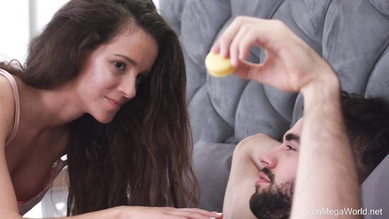 Проснувшись рано утром миниатюрная супруга захотела нежного секса