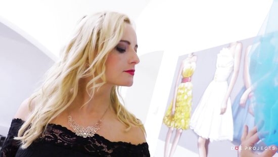 Портной на столе случайно отодрал требовательную белокурую клиентку