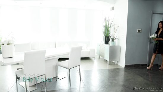 Клиент запал на большие сиськи темнокожей массажистки и засадил ей