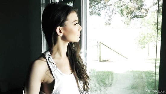 После чашечки кофе очаровательная цыпочка покажет вам своё идеальное тело