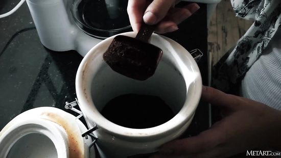 После чашечки кофе очаровательная цыпочка покажет вам своё идеальное тело