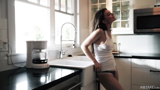 После чашечки кофе очаровательная цыпочка покажет вам своё идеальное тело