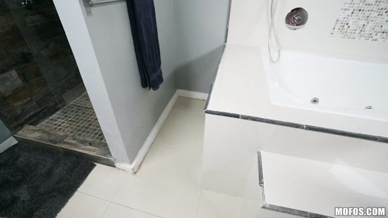 Смелая миниатюрная блондинка не испугалась большого члена лысого самца