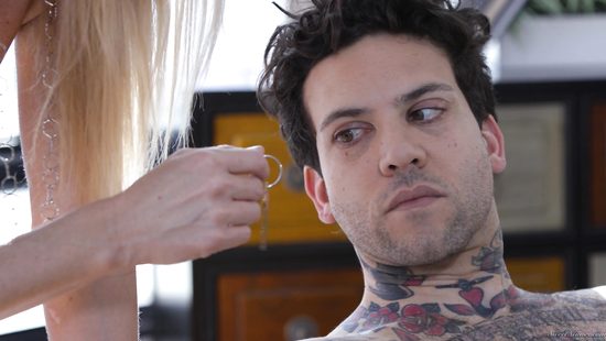 Ради ограбления молодая воровка соблазнила на секс хозяина особняка