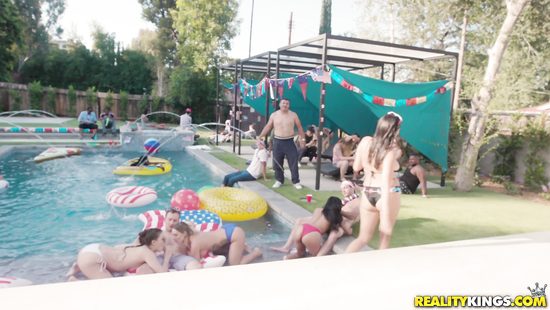 Американки отметили День Независимости жарким групповым сексом у бассейна