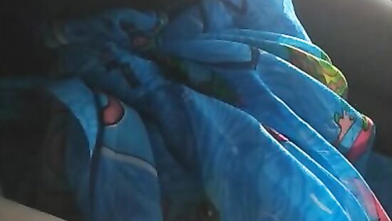 За рулем в лифчике