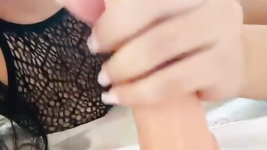 Взяла в ротик игрушку