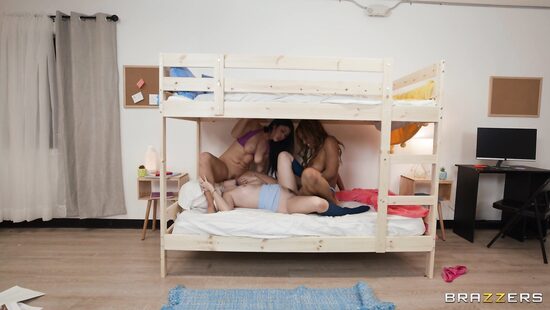 Шлюшки из студенческого братства