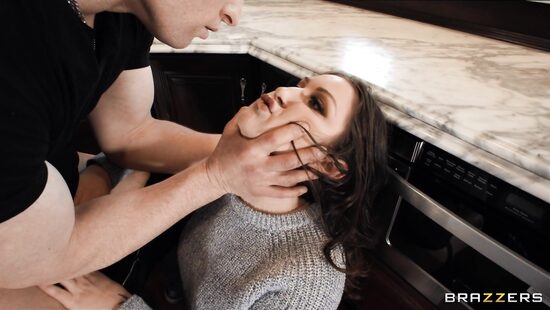 Один из вариантов дружеского поцелуя