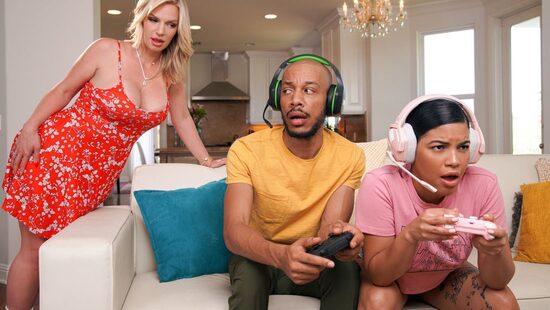 Её мама предлагает другие игры