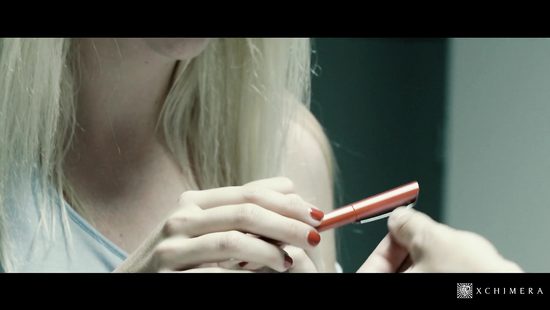 Ради свободы красивая блондинка согласилась трахнуться в жопу на публику