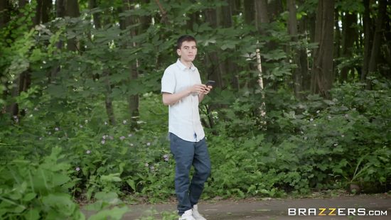 Сын садовника с трудом отодрал на заднем дворе грудастую домохозяйку