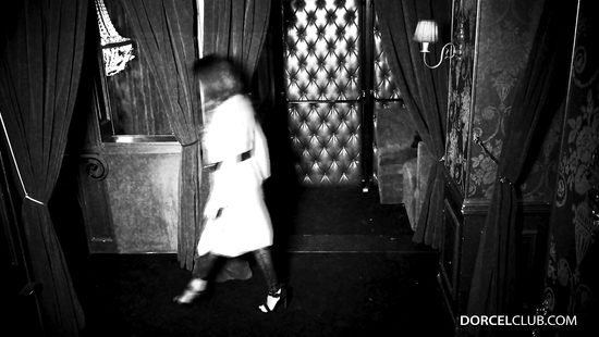 Охранник в клубе онанирует на мастурбирующую милфу с большими дойками