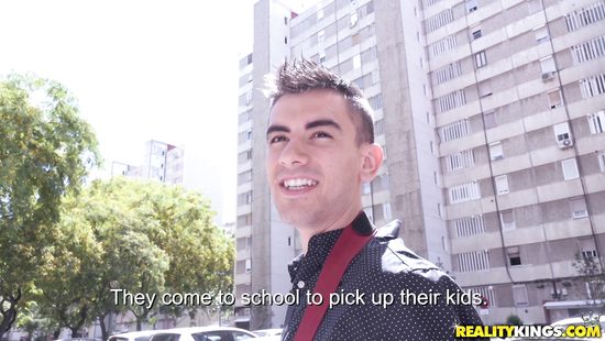 Испанский парнишка развёл на секс взрослую блондинку с огромными сиськами