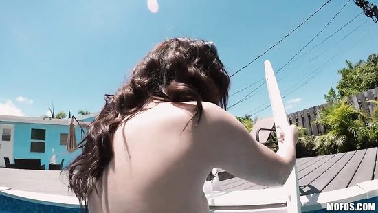 Подловил полуголой соседку в бассейне и наконец то трахнул красотку