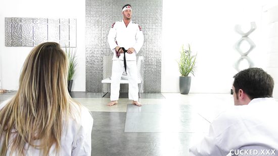 Сенсей учит куколда мужика не только драться, но и трахать свою супругу