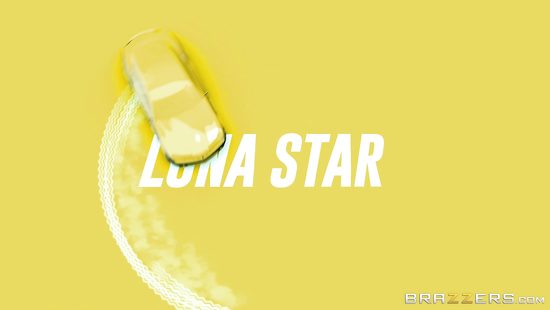 В крутом кабриолете Ксандер Корвус трахнул Луна Стар в сочную попку