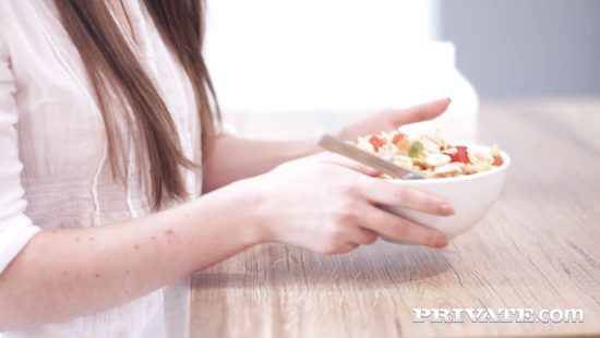 Захотела трахнуться в попку и отправилась будить любимого парня