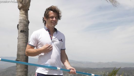 Соблазнила чистильщика бассейнов и позволила парню кончить в ватрушку