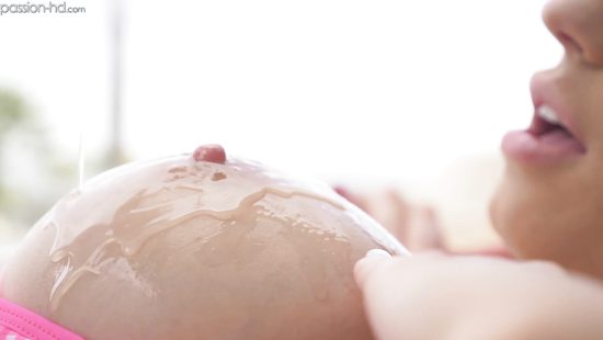 Соблазнила чистильщика бассейнов и позволила парню кончить в ватрушку