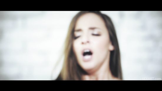 Нежные ролевые игры очаровательной брюнетки и бойфренда в спальне