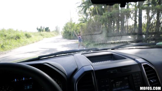 Подвёз красивую мулатку и отодрал её в кузове от первого лица