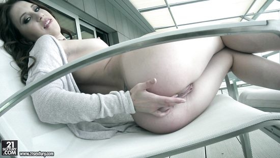 У брюнетки зачесалось очко и она попросила друга трахнуть её в попку