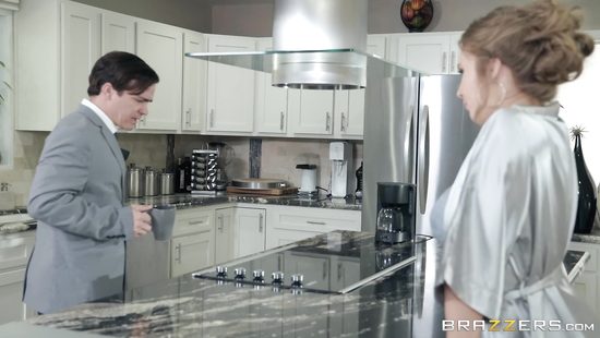 Недотраханная домохозяйка большими сиськами соблазнила садовника