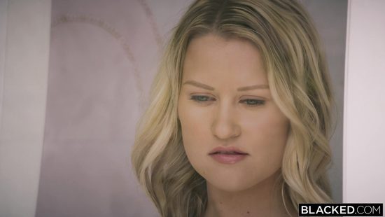 Одинокая блондинка трахается с темнокожим мужем своей сестры