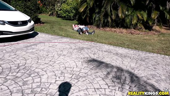 Подобрал на улице молодую девицу и поимел тёлку за деньги на природе