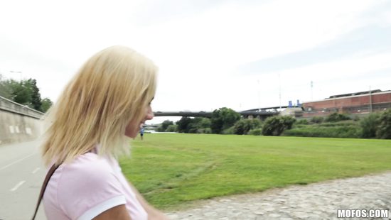 Испанский пикапер за деньги трахнул на улице белокурую латинку