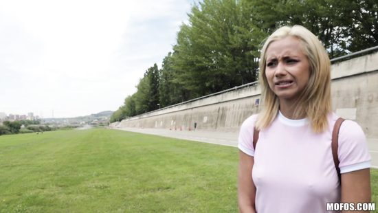 Испанский пикапер за деньги трахнул на улице белокурую латинку