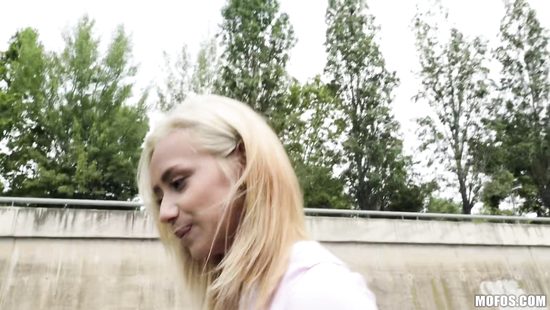 Испанский пикапер за деньги трахнул на улице белокурую латинку