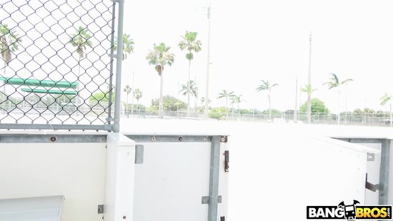 Мажор снял не молодую латинку и шпилит её целый день в различных местах