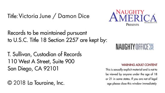 Ради премии грудастая секретарша показала боссу сиськи и нагнулась раком