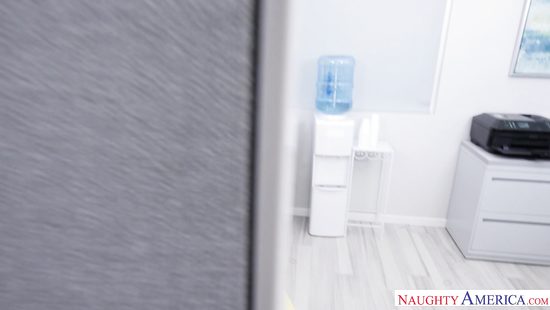 Ради премии грудастая секретарша показала боссу сиськи и нагнулась раком