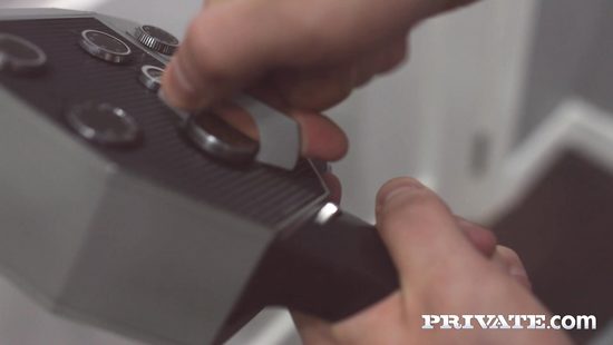 Пацан на кинокамеру трахает в попку русскую тёлку с большими сиськами