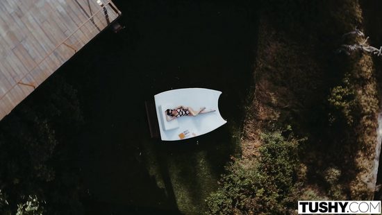 Богатая красотка позволила массажисту прочистить ей анальное отверстие