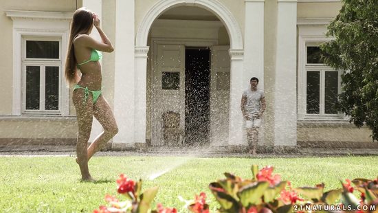 Красавчик на свежем воздухе присунул в киску длинноногой подружке